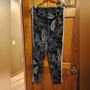 Joseph Ribkoff pant w cuff on bottom, pockets, side white stripes;Inseam 27-1/2"